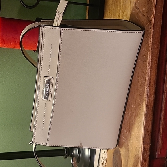 Calvin Klein Off white handbag. Only carried once. super clean! Like new! - Picture 3 of 5